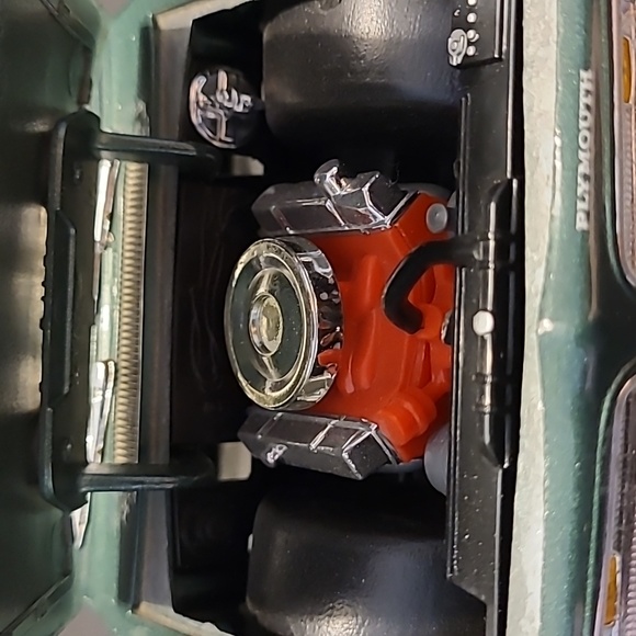 🚘69 Green Plymouth Barracuda 1:18 scale Die Cast collector car - Picture 3 of 11